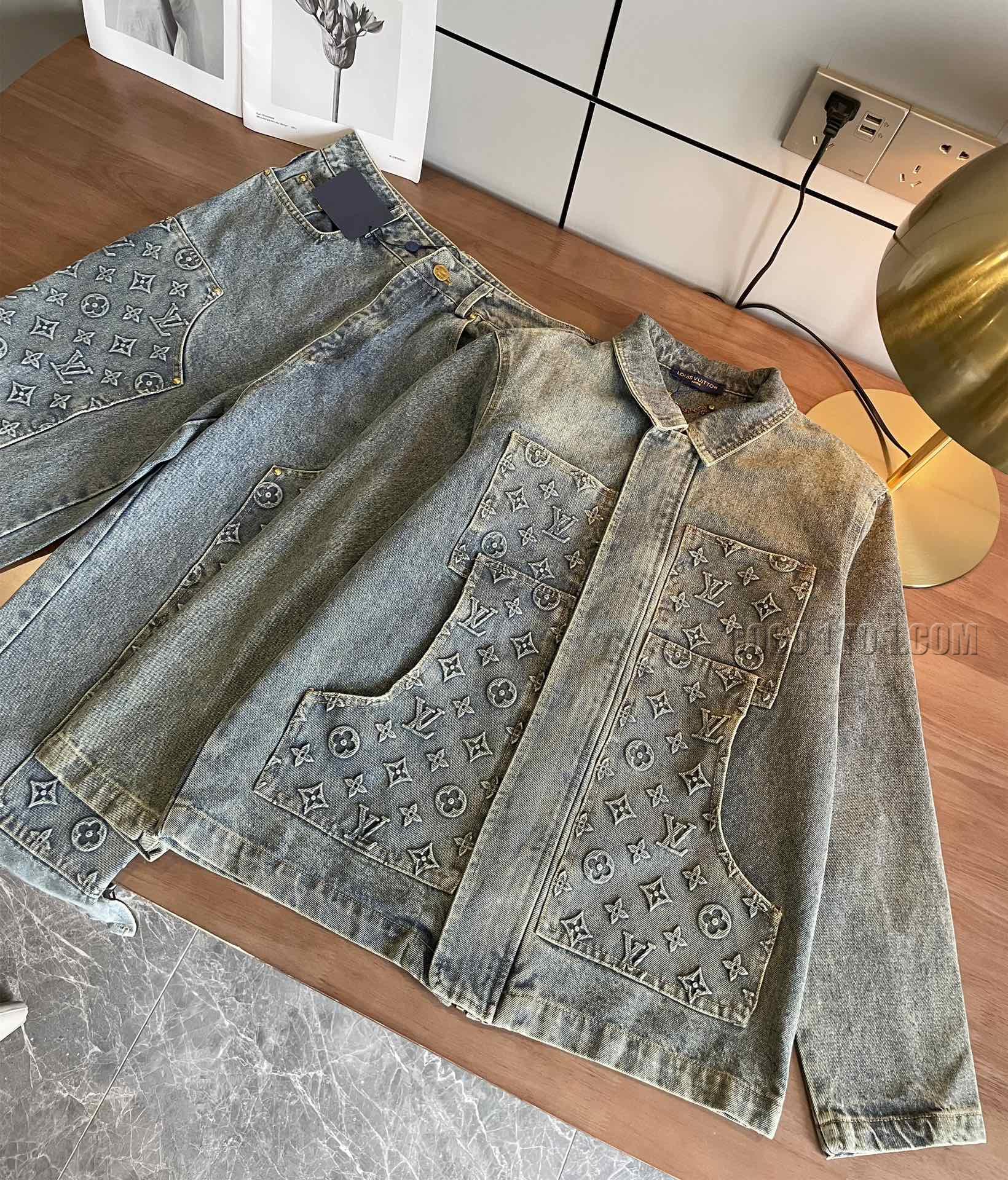 Louis Vuitton 2024 Autumn/Winter New Embossed Double Pocket Lumberjack Denim Jacket (Single Clothing) Letter Concave-Convex Embossed Stitching Denim Jacket Jacket Denim Set N42503